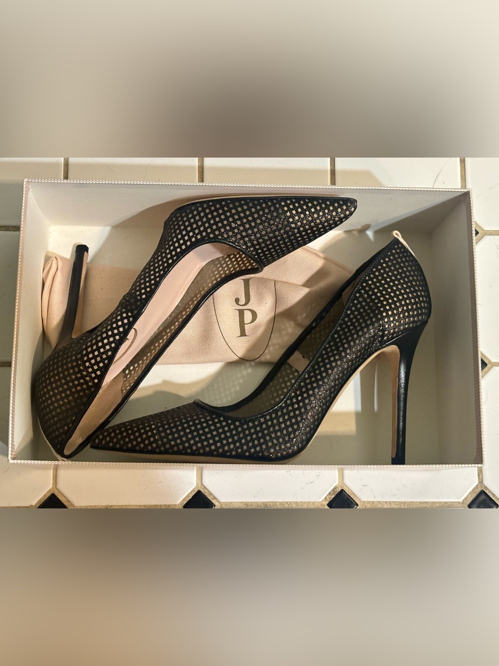 Sarah Jessica Parker fishnet Mesh Pointed-Toe Pump